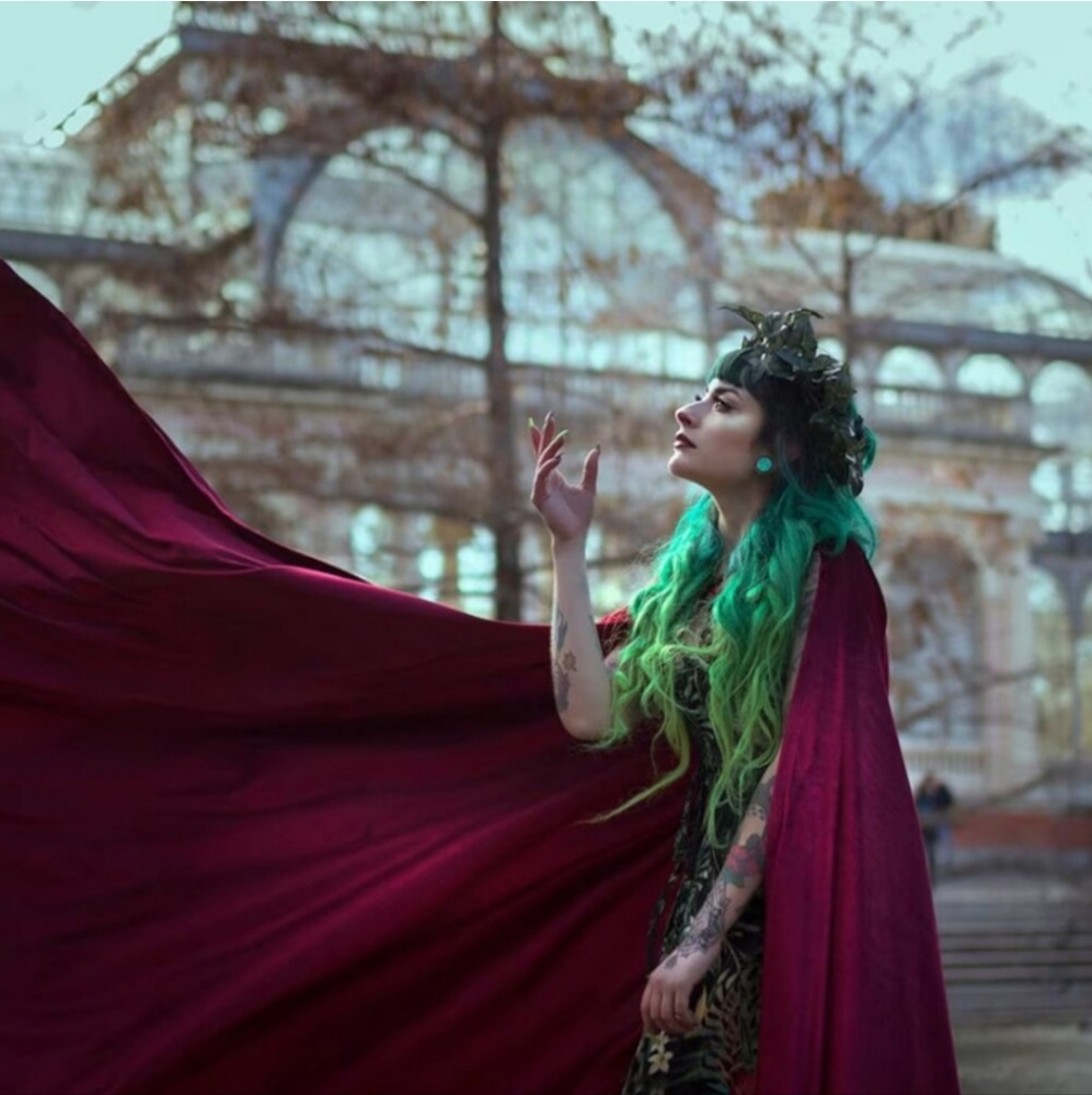 Long velvet flowy hoody cape - Picture 2 of 15